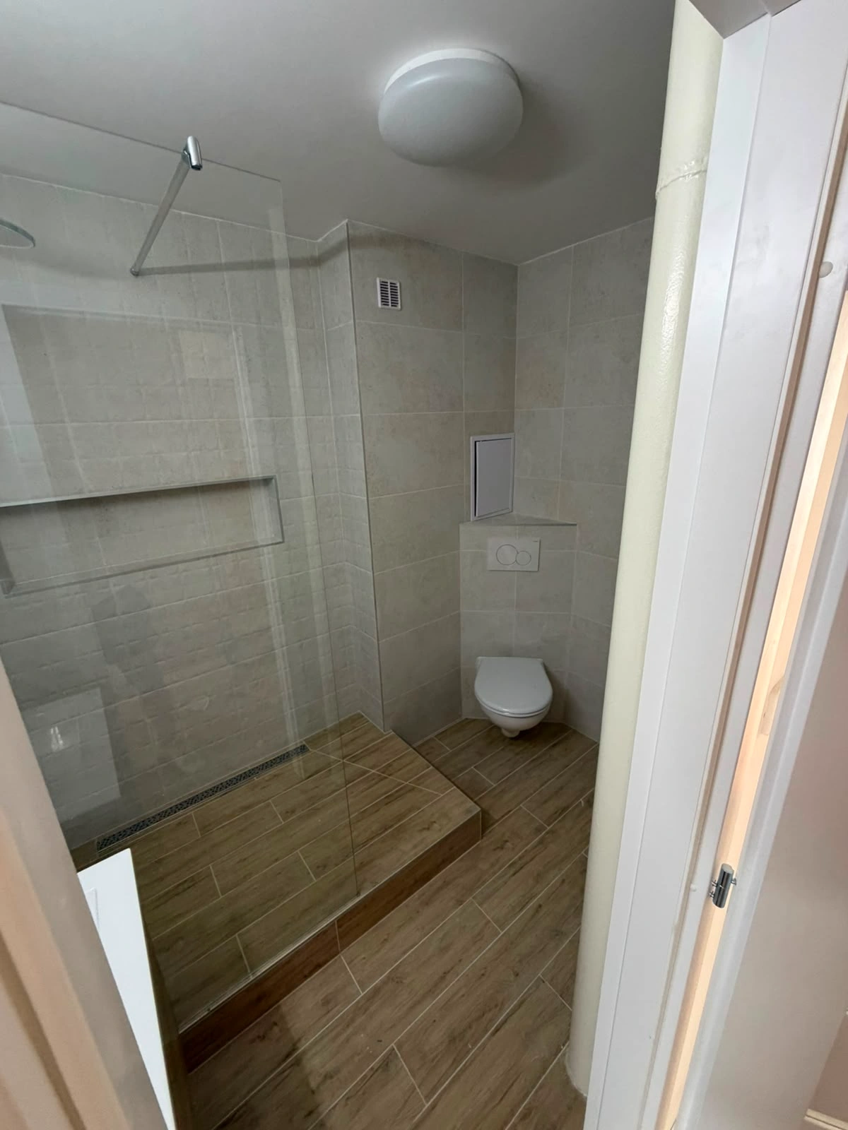 Rekonstrukce koupelny Ostrava – sprchový kout se skleněnou zástěnou a závěsné WC