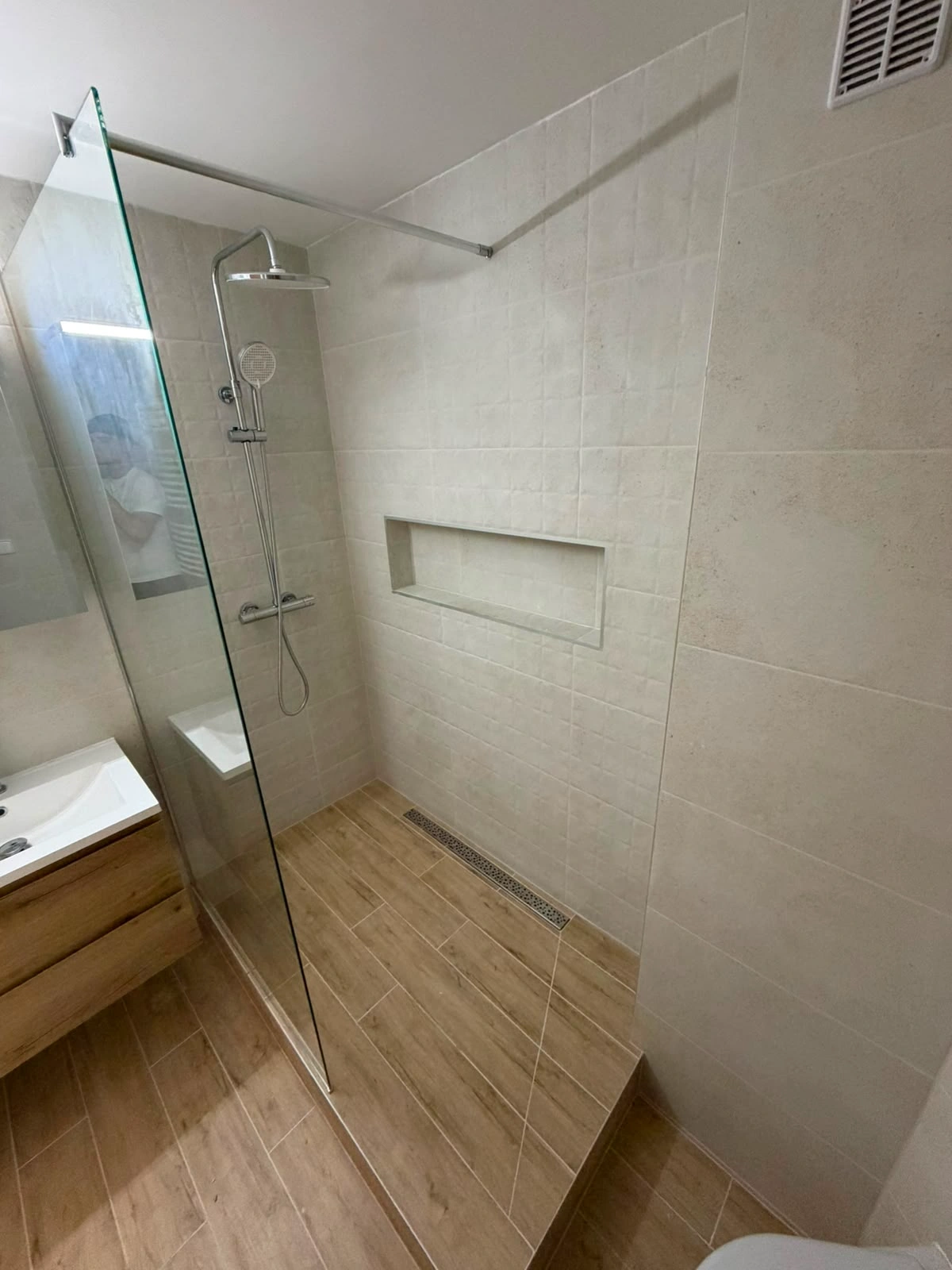 Rekonstrukce koupelny Ostrava – walk-in sprchový kout s obkladem a vestavěnou nikou