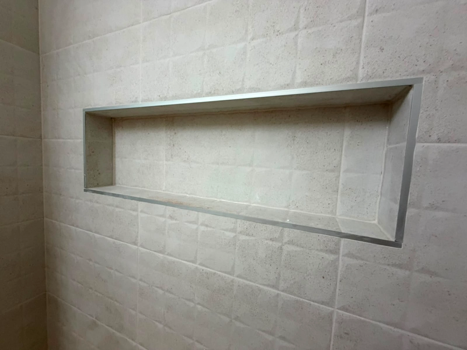 Rekonstrukce koupelny Ostrava – detail vestavěné poličky ve sprchovém koutě
