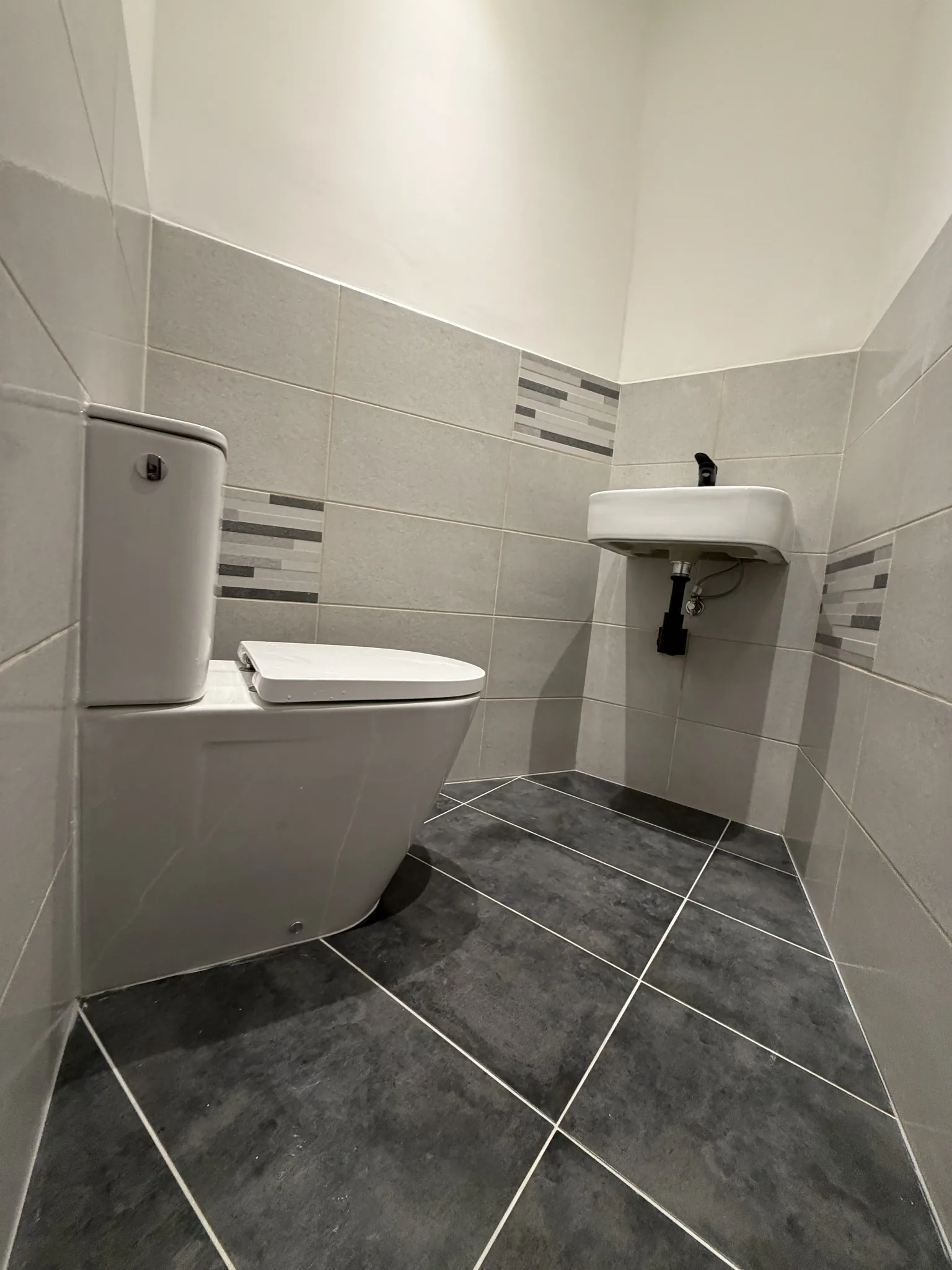 Rekonstrukce WC Havířov – závěsné WC s nádržkou po dokončení