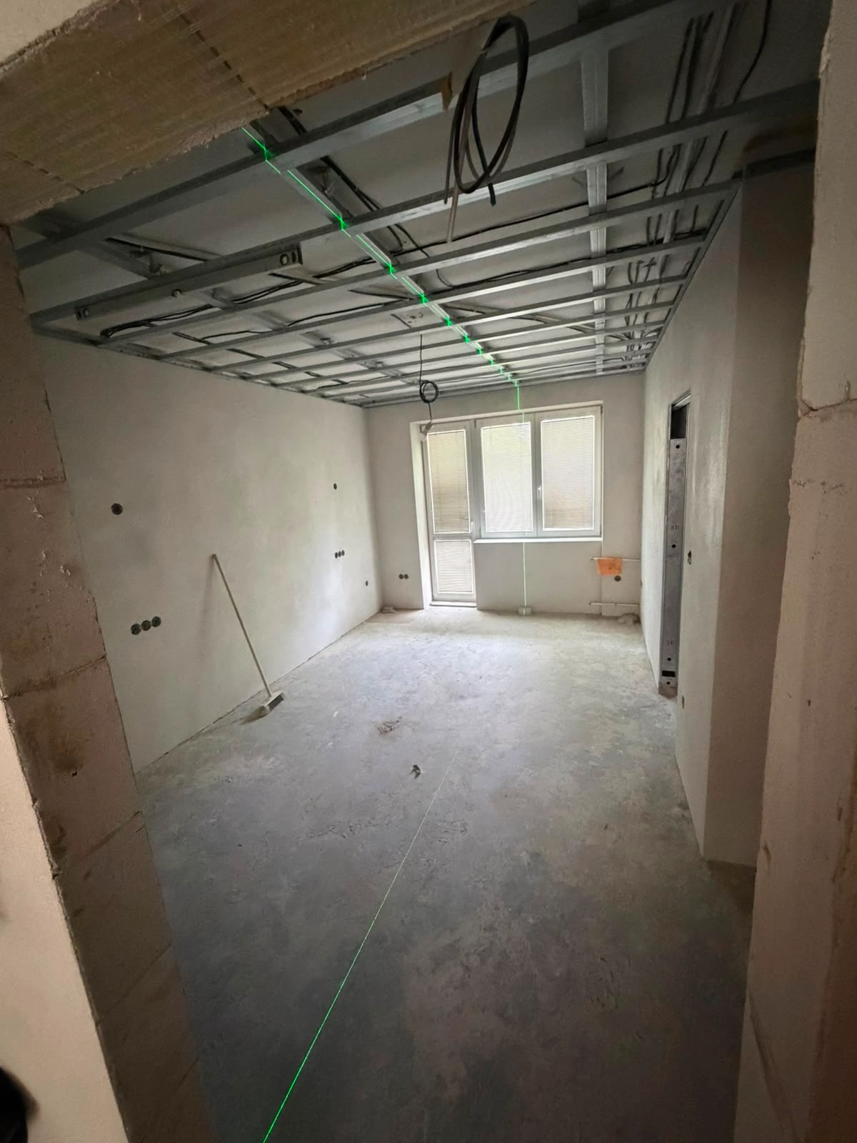 Sádrokartony Ostrava-Poruba – nosná konstrukce podhledu s rozvody elektroinstalace