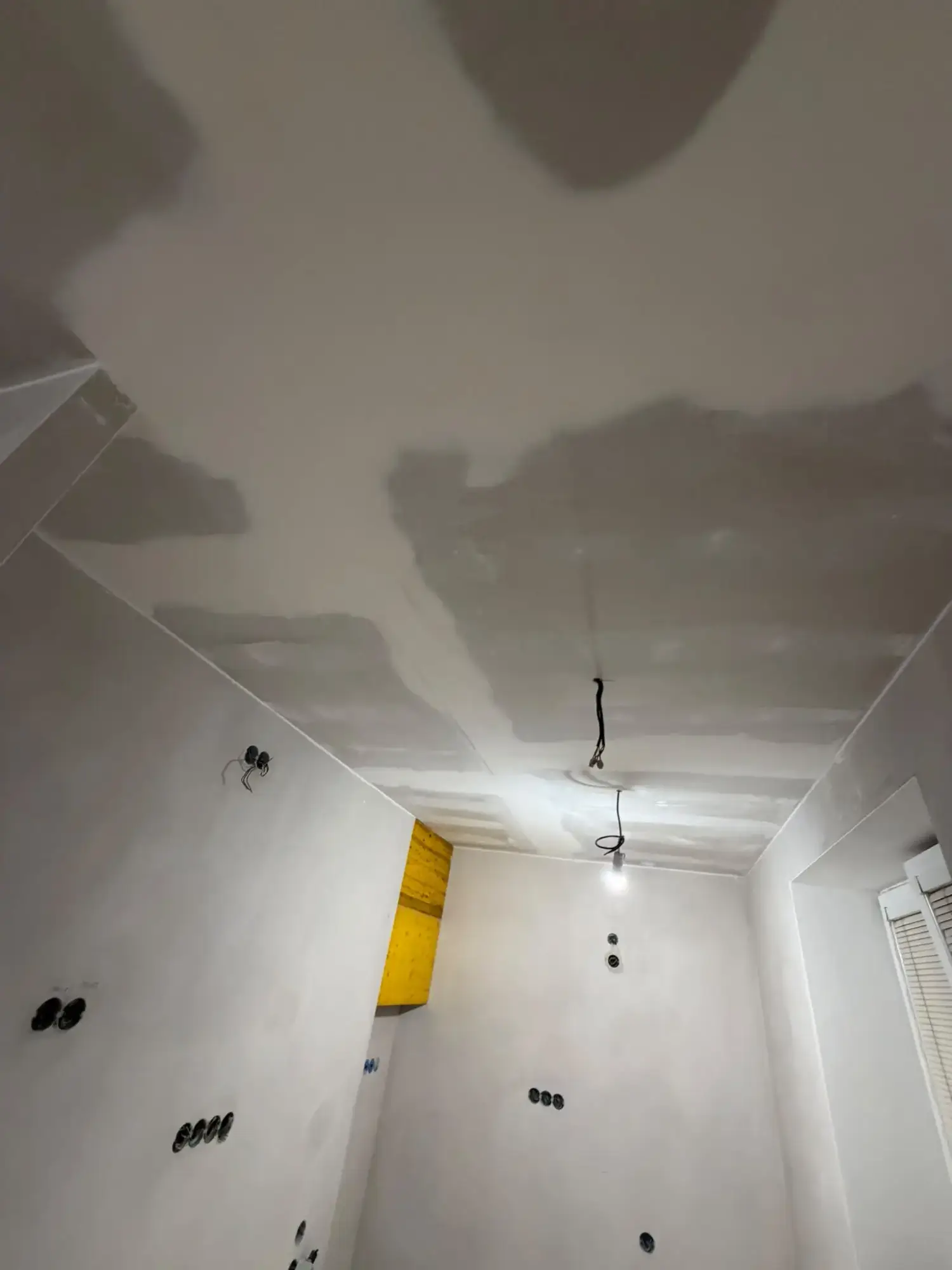 Sádrokartony Ostrava-Poruba – hotový podhled s rozvody elektroinstalace a oknem