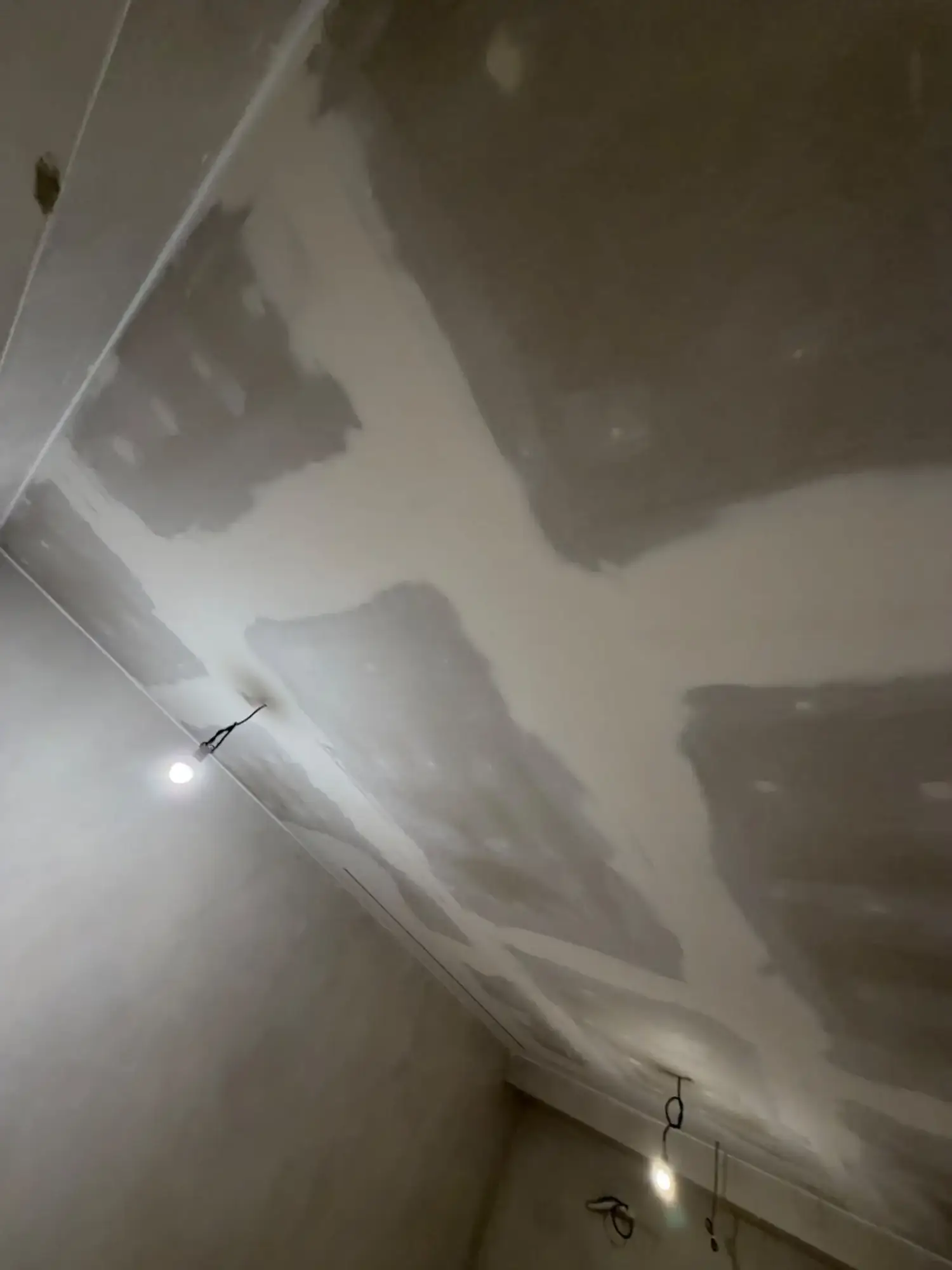 Sádrokartony Ostrava-Poruba – detail tmelených spár podhledu u světelného bodu